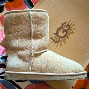 UGG Women’s Paisley Sand Classic Short Boots